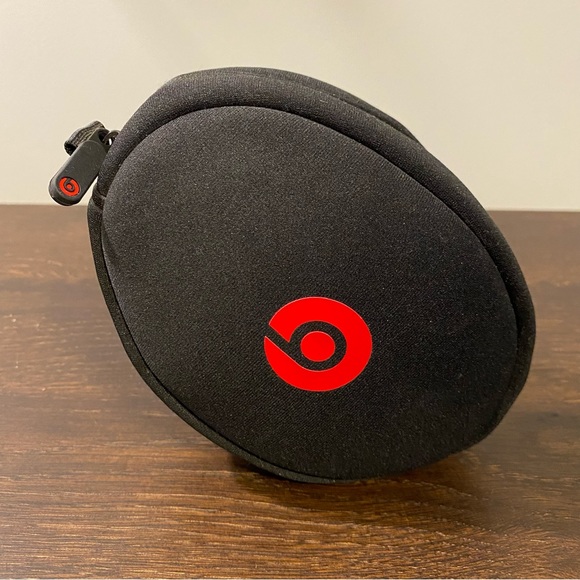 Beats Solo 2 Wired Headphones & Case - Picture 8 of 8